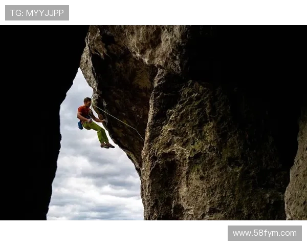 南京攀岩队的盯防体系与攀岩战术的深度解析与实践探讨 南京攀岩队的盯防体系与攀岩战术的深度解析与实践探讨