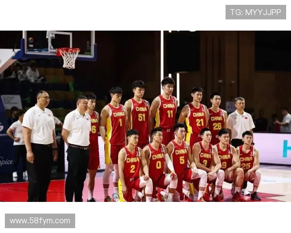 中国男篮迎战加拿大队全力争胜展现实力与团队精神